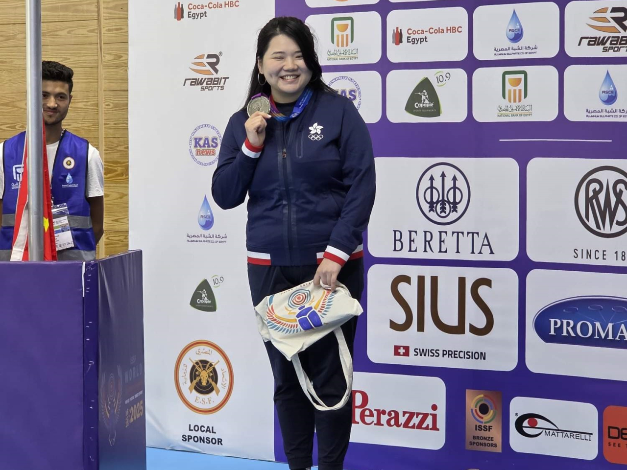 港隊成灝澂在射擊世錦賽歷史性奪得女子10米氣手槍銀牌。(中國香港射擊聯合總會提供)