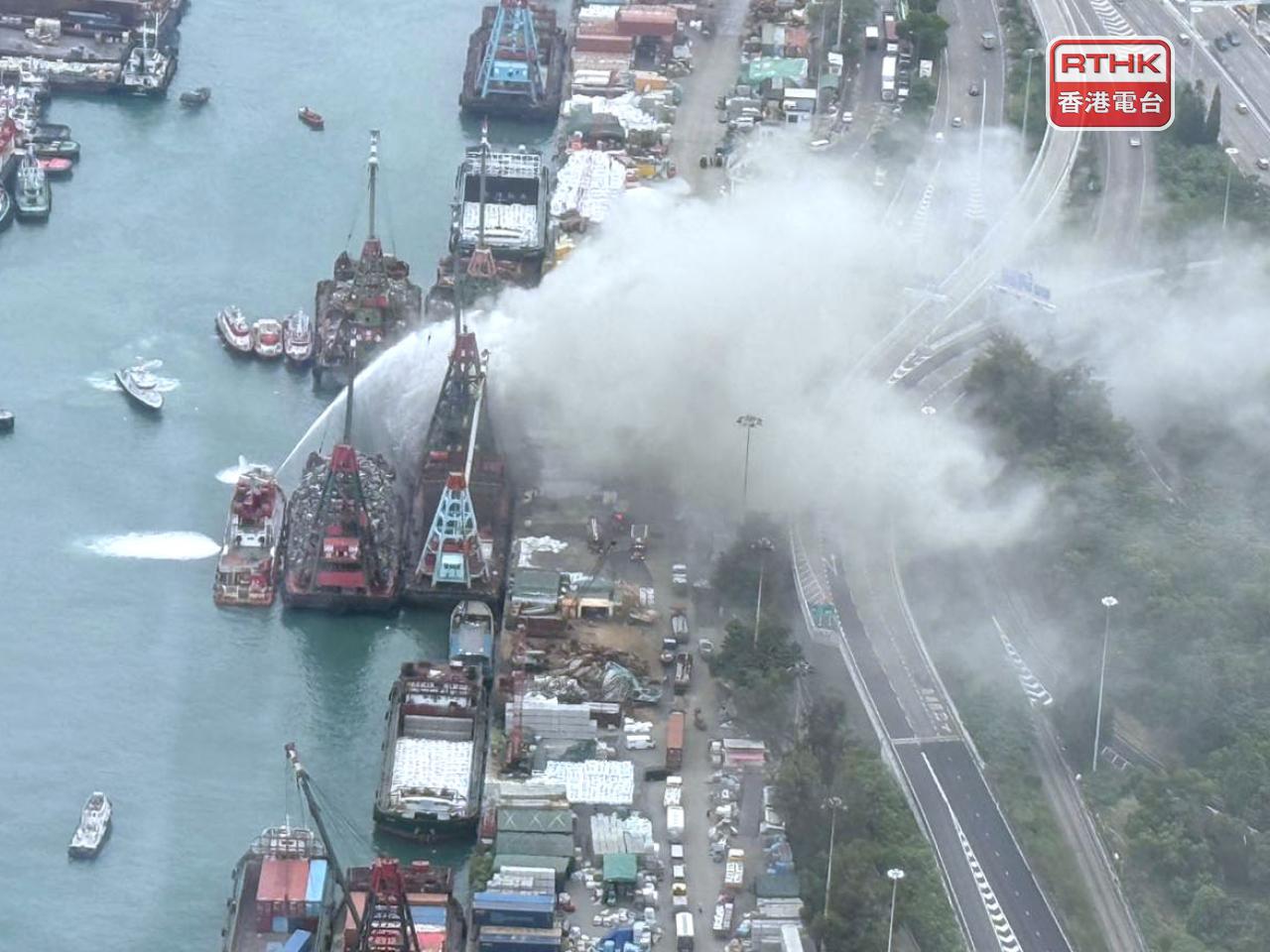 警方收到多人報案，表示有船隻起火，冒出大量濃煙。（李俊傑攝）