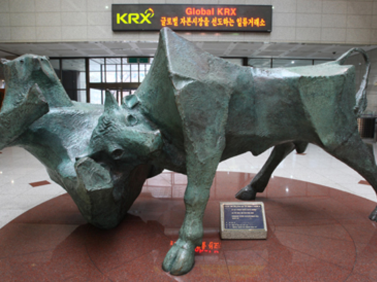 首爾綜合指數曾升近2.8%，其後一度倒跌，收市報4106點，升33點。（交易所圖片）