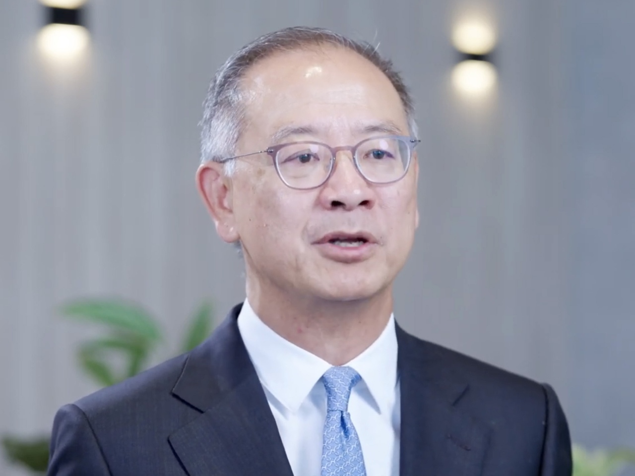 余偉文表示，培養更多具備國際視野及創新思維的金融領袖，對鞏固香港國際金融中心的領先地位至關重要。（金融學院片段截圖）