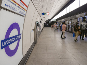 受長期招聘疲弱影響，英國7至9月失業率升至5%，創2020年底以來新高。（法新社資料圖片）