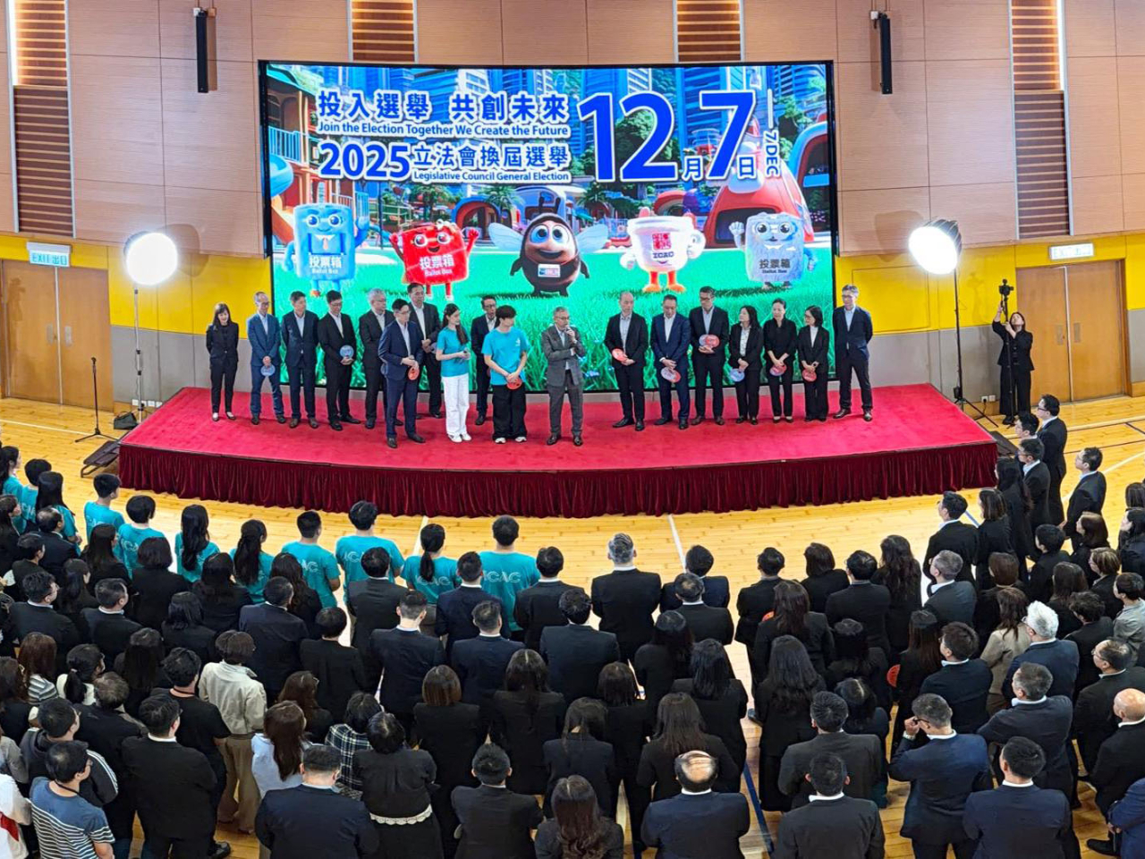 胡英明率領廉署首長級人員及近300名反貪人員，以及就讀大專院校的「菁英誠信領袖計劃」成員與「廉政大使」，為立法會選舉進行打氣大會。（廉署提供）