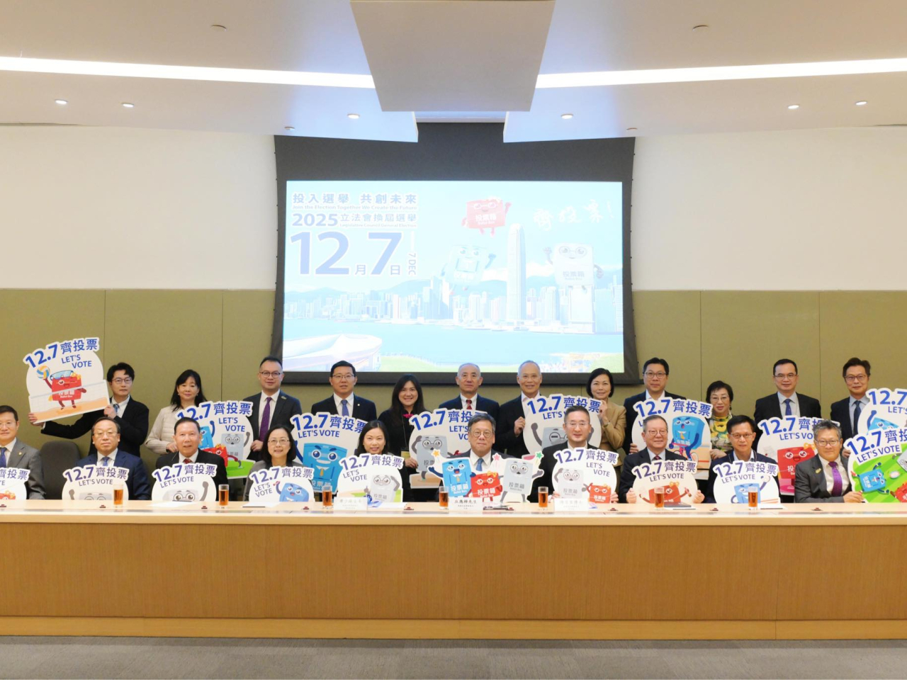 丘應樺聯同陳百里等與本港主要商會代表會面，呼籲商會透過不同渠道，推動轄下組織及會員支持立法會選舉，踴躍投票。（商經局社交網站圖片）