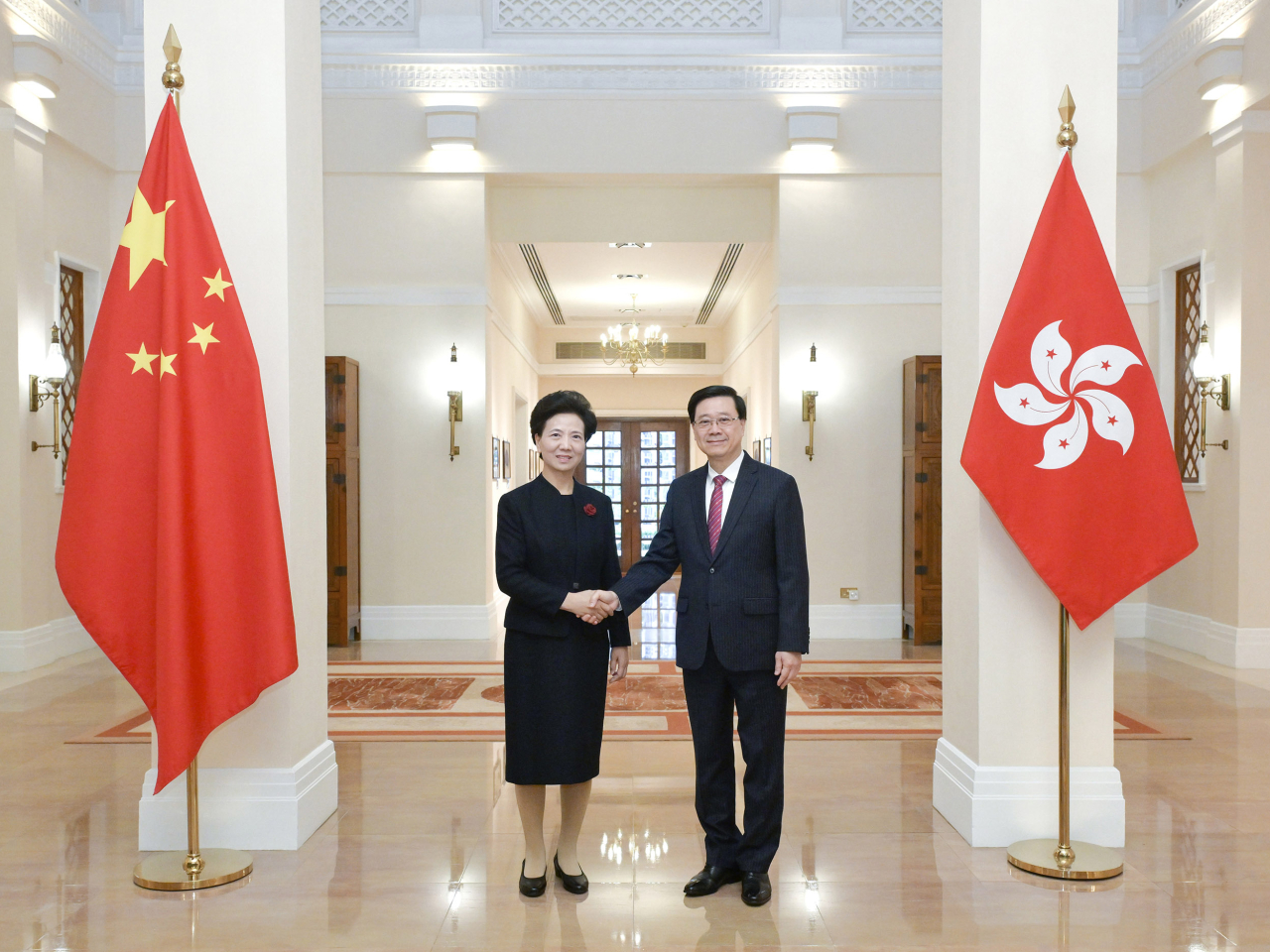 李家超（右）在禮賓府與國務委員諶貽琴（左）會面。（政府新聞處）