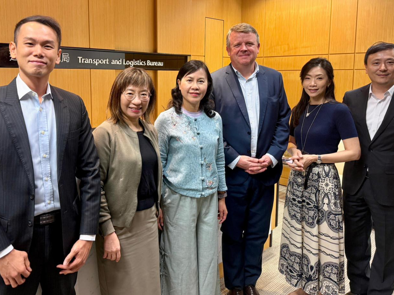 陳美寶（左三）形容香港海運週是一年一度的航運界盛事。（運輸及物流局社交網站圖片）