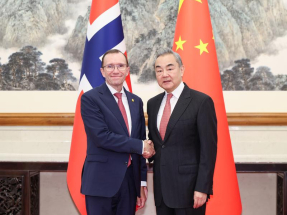 外交部長王毅在北京同挪威外交大臣艾德舉行會談。(新華社)