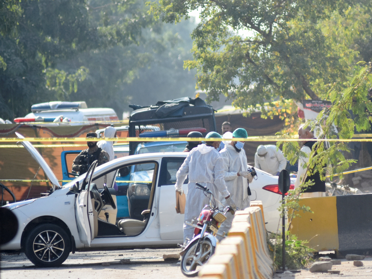 巴基斯坦內政部長表示，疑兇在法院大樓外徘徊了10至15分鐘，其後在大樓門外一架警車旁邊引爆爆炸品。（路透社）