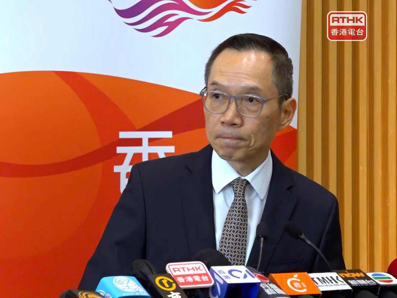 政府發言人表示，星期六舉行的勳銜頒授典禮的出席名單將不包括陳嘉信，已知會對方。（港台圖片）