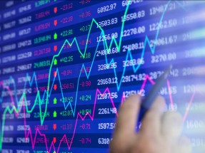 港股ADR較本港昨日收市價個別發展，阿里巴巴跌近3%，小米升近1%。（法新社資料圖片）