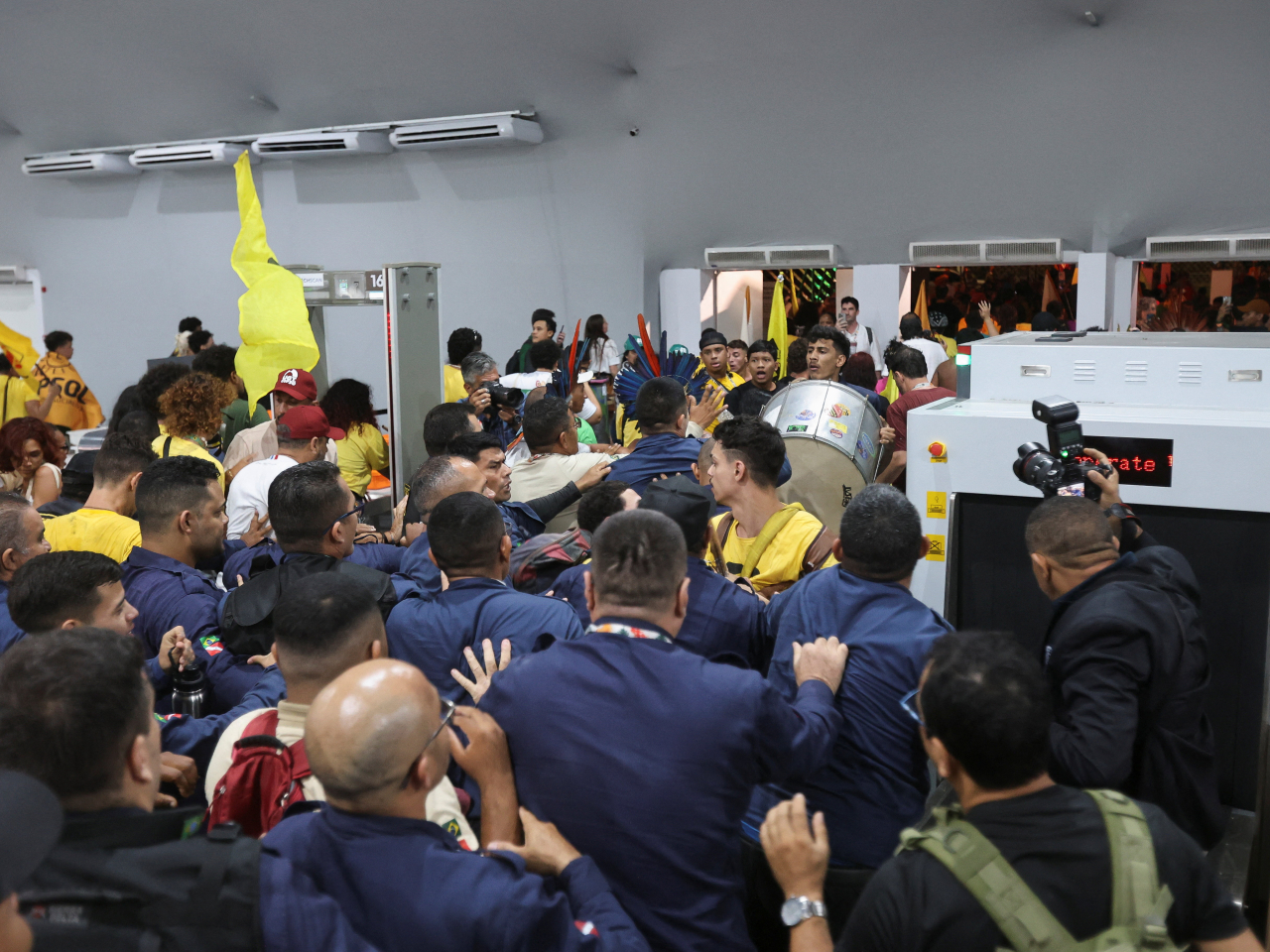 示威者企圖闖入峰會場地，與入口處的保安員衝突。（路透社）