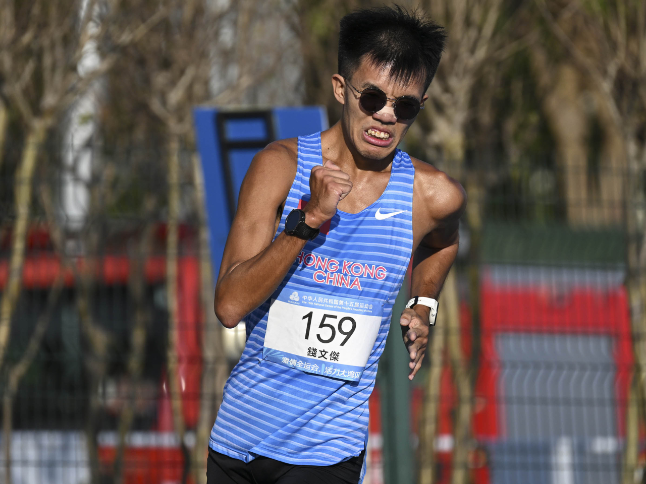 港隊代表錢文傑以1小時33分45秒，第32名完成賽事。（新華社）