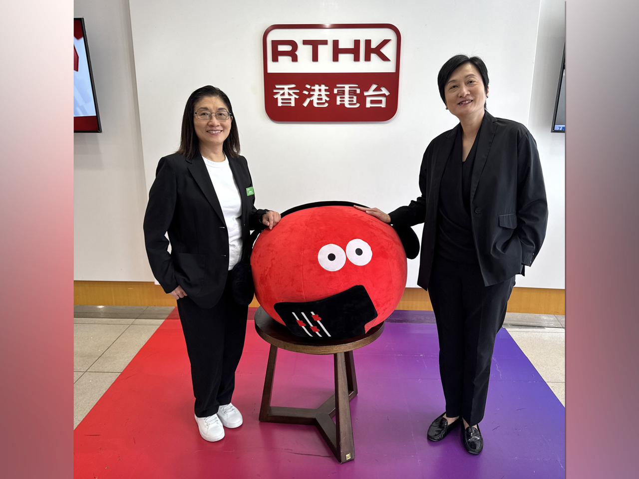 李樺倫（右）表示，為應對金融詐騙行為，恒生利用人工智能偵測可疑轉帳活動，並成立全港首個防騙專員團隊。（勞家樂攝）