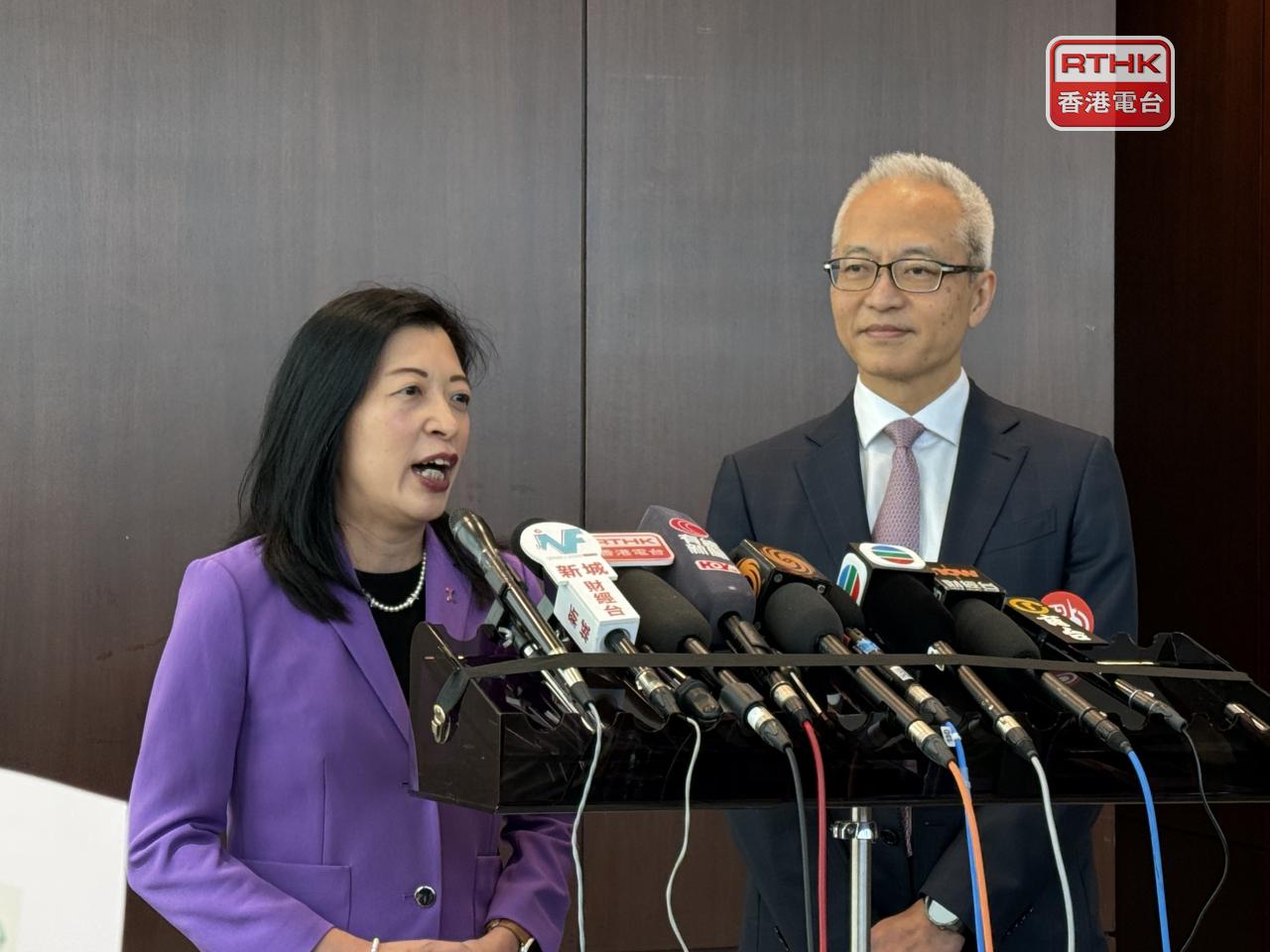 劉碧茵（左）表示，交易所以自有資金入股，不影響集團派息政策。（趙嘉駿攝）