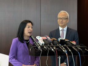 劉碧茵（右）表示，交易所以自有資金入股，不影響集團派息政策。（趙嘉駿攝）