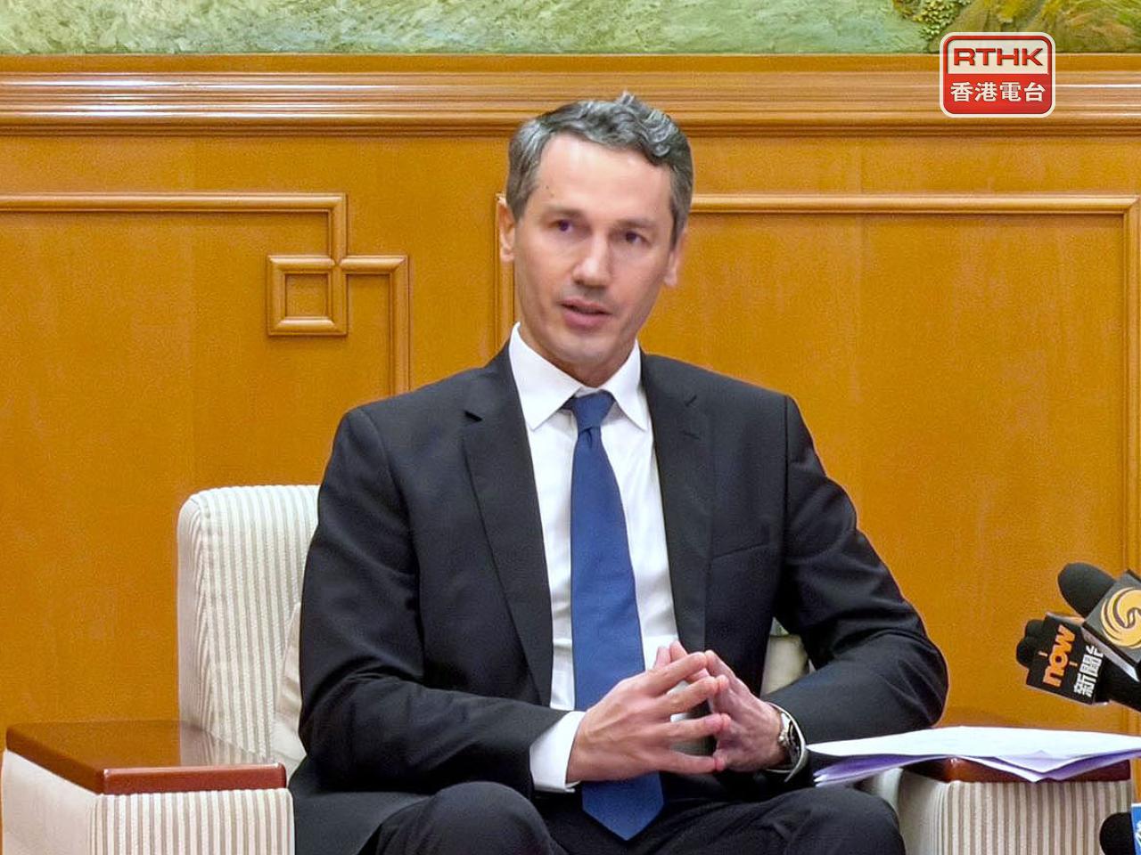 俄羅斯駐港總領事阿納托利認為，中國擁有龐大市場，有助應對挑戰。（崔蔚恩攝）