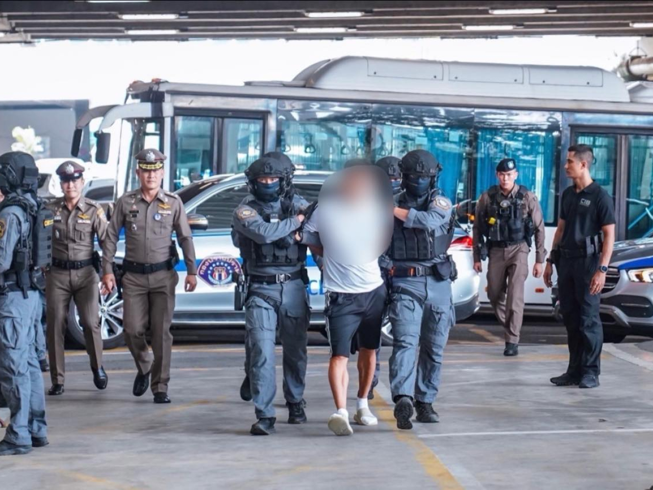 泰緬邊境非法賭博集團主謀佘智江由警員押解到曼谷機場，等候引渡到中國受審。（泰國警方社交網頁圖片）