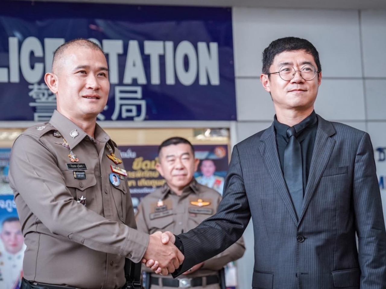 中國駐泰國大使館參贊趙夢濤感謝泰國警方，認為體現了中泰高度合作。（泰國警方社交網頁圖片）