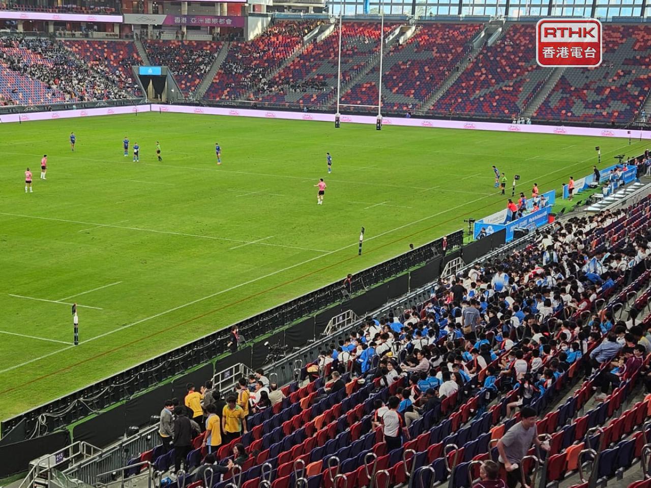 賽事吸引不少市民入場，為港隊打氣。（陳曉慶攝）