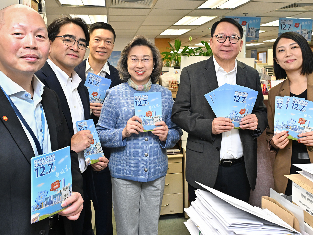 陳國基及公務員事務局局長楊何蓓茵，與四個公務員中央評議會職方代表及四個主要跨部門公務員團體代表會面。（政府新聞處）