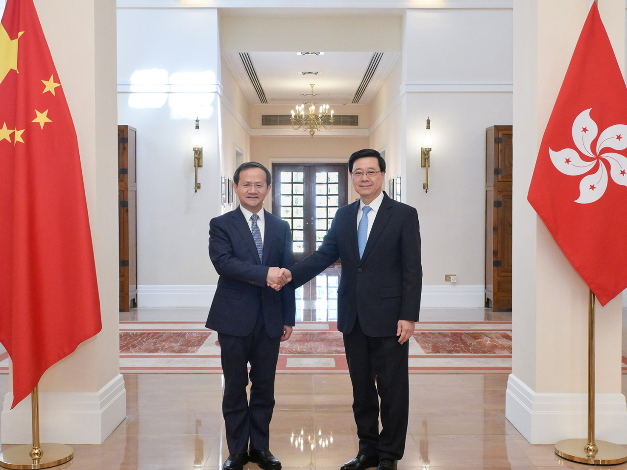 李家超（右）與北京市市長殷勇（左）會面。