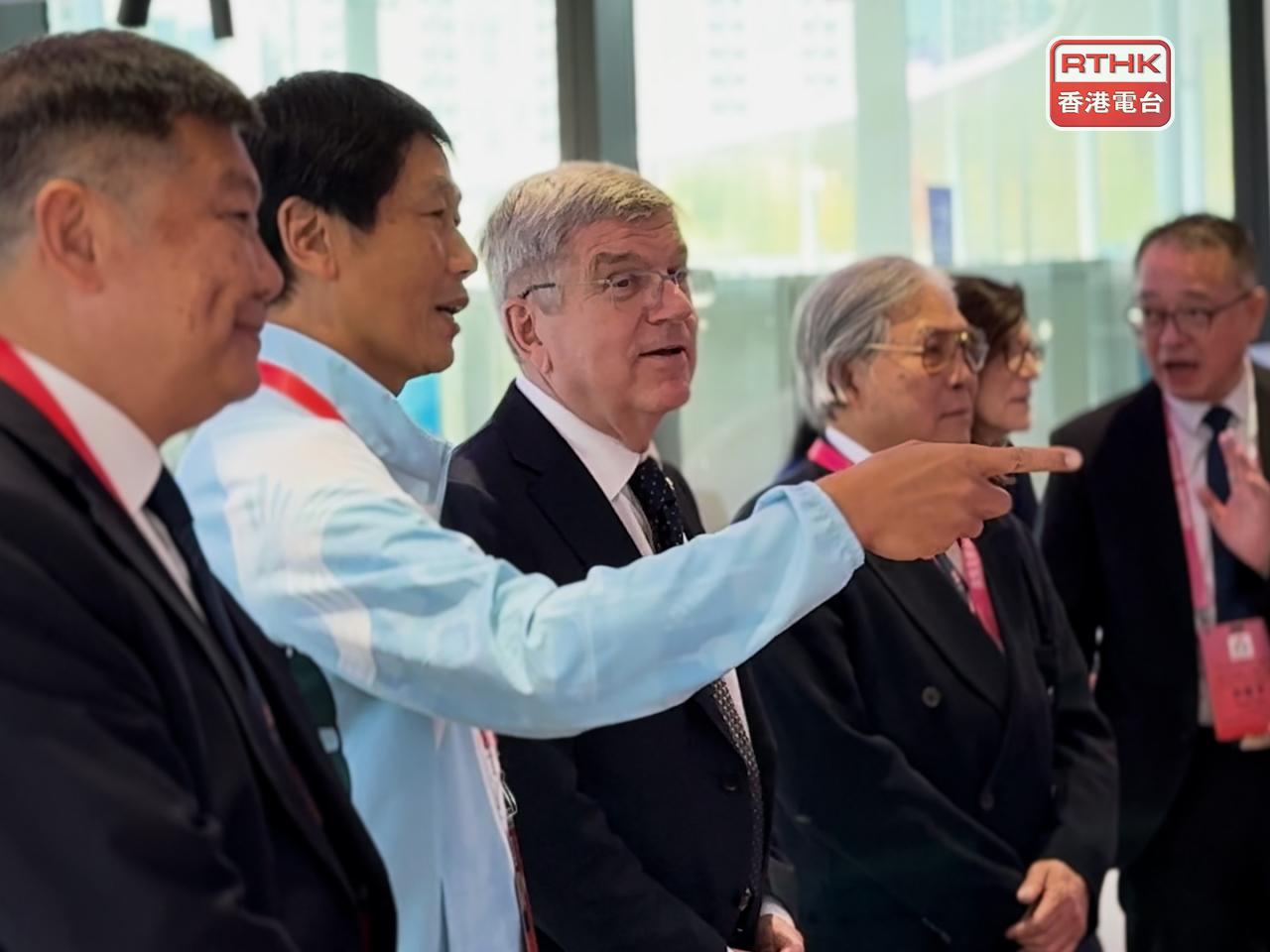 國際奧委會終身名譽主席巴赫下午在全運會香港賽區統籌辦公室主任楊德強，以及港協暨奧委會會長霍震霆陪同下，到訪啟德體育園，觀賞正在啟德主場館舉行的十五運會七人欖球賽。