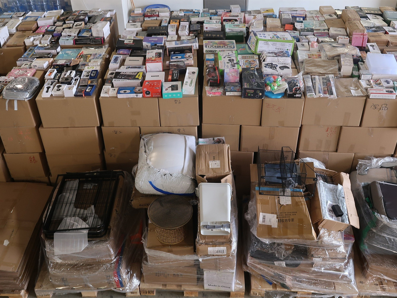 海關檢獲大批懷疑走私貨物，估計市值共約6400萬元。（政府新聞處）