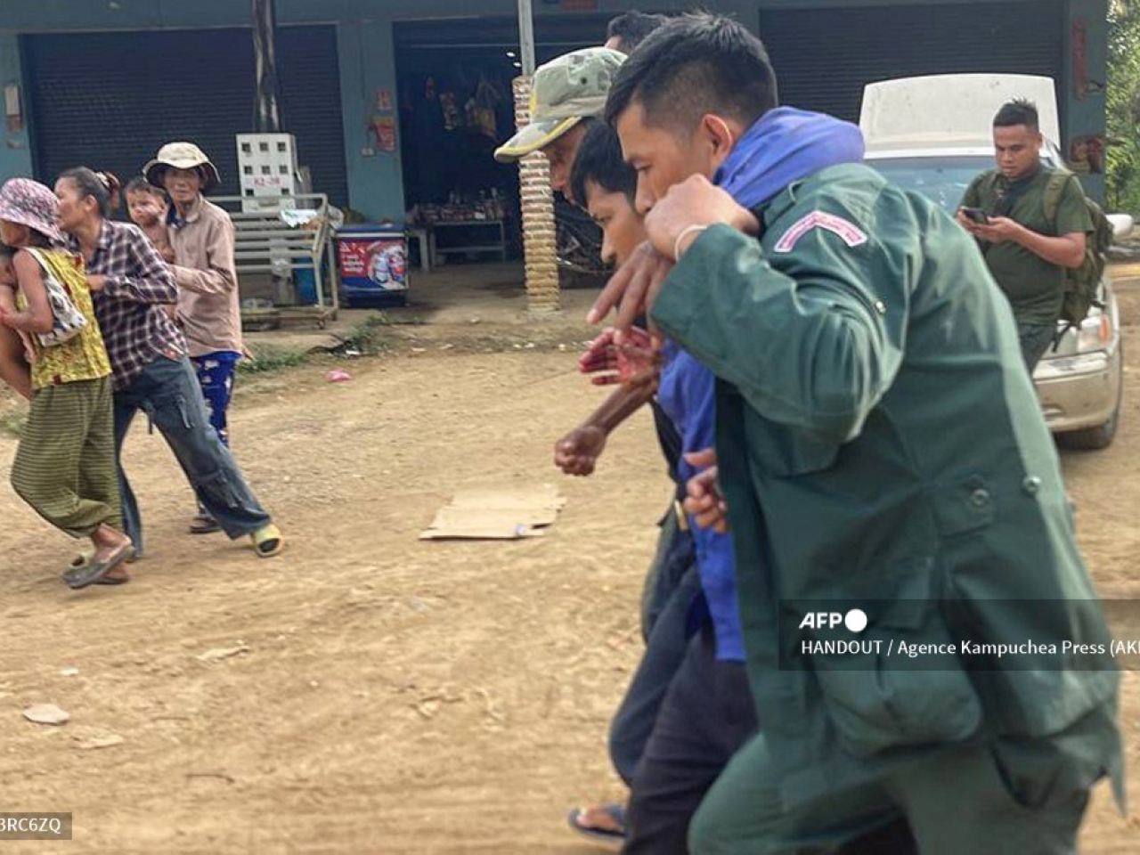柬中時報報道，泰國士兵在下午近4時向柬埔寨邊境地區的平民開槍掃射，造成多人死傷。(法新社)