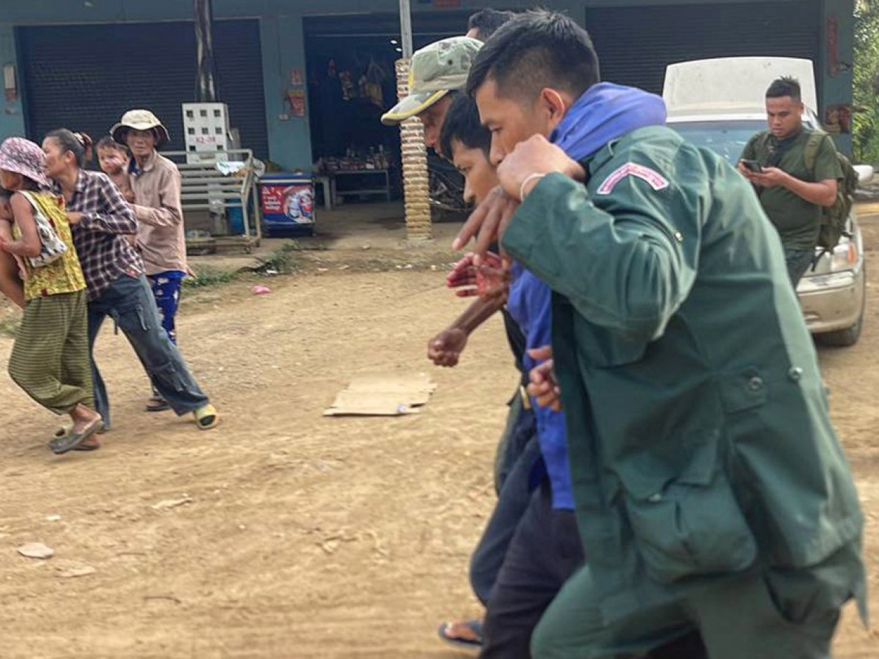 柬中時報報道，泰國士兵在下午近4時向柬埔寨邊境地區的平民開槍掃射，造成多人死傷。(法新社)