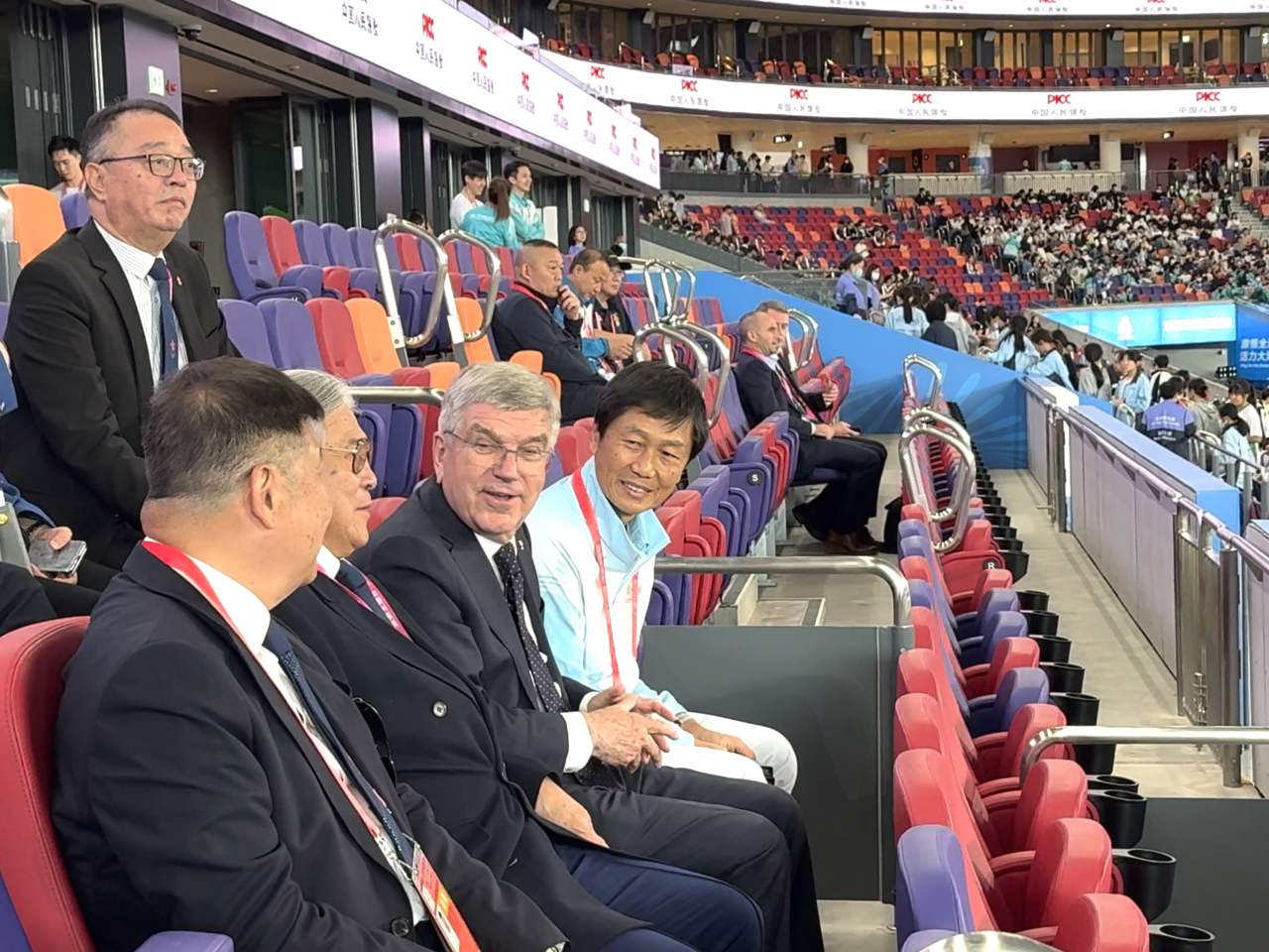 巴赫下午到訪啟德主場館，觀賞十五運會7人欖球賽事。