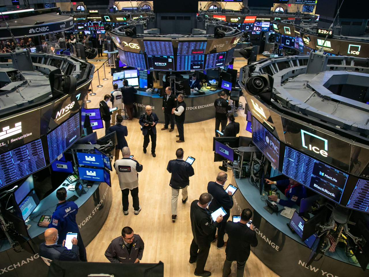 道瓊斯指數創新高，較早時報48322點，升394點，升幅0.82%。（新華社資料圖片）