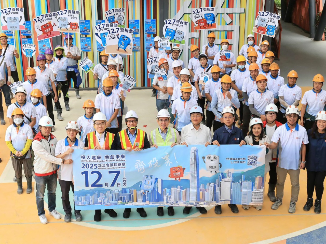 林智文一連兩日聯同鄭定寕走訪香港各區多個工地，向業界宣傳12月7日舉行的立法會換屆選舉。(發展局社交網站圖片)