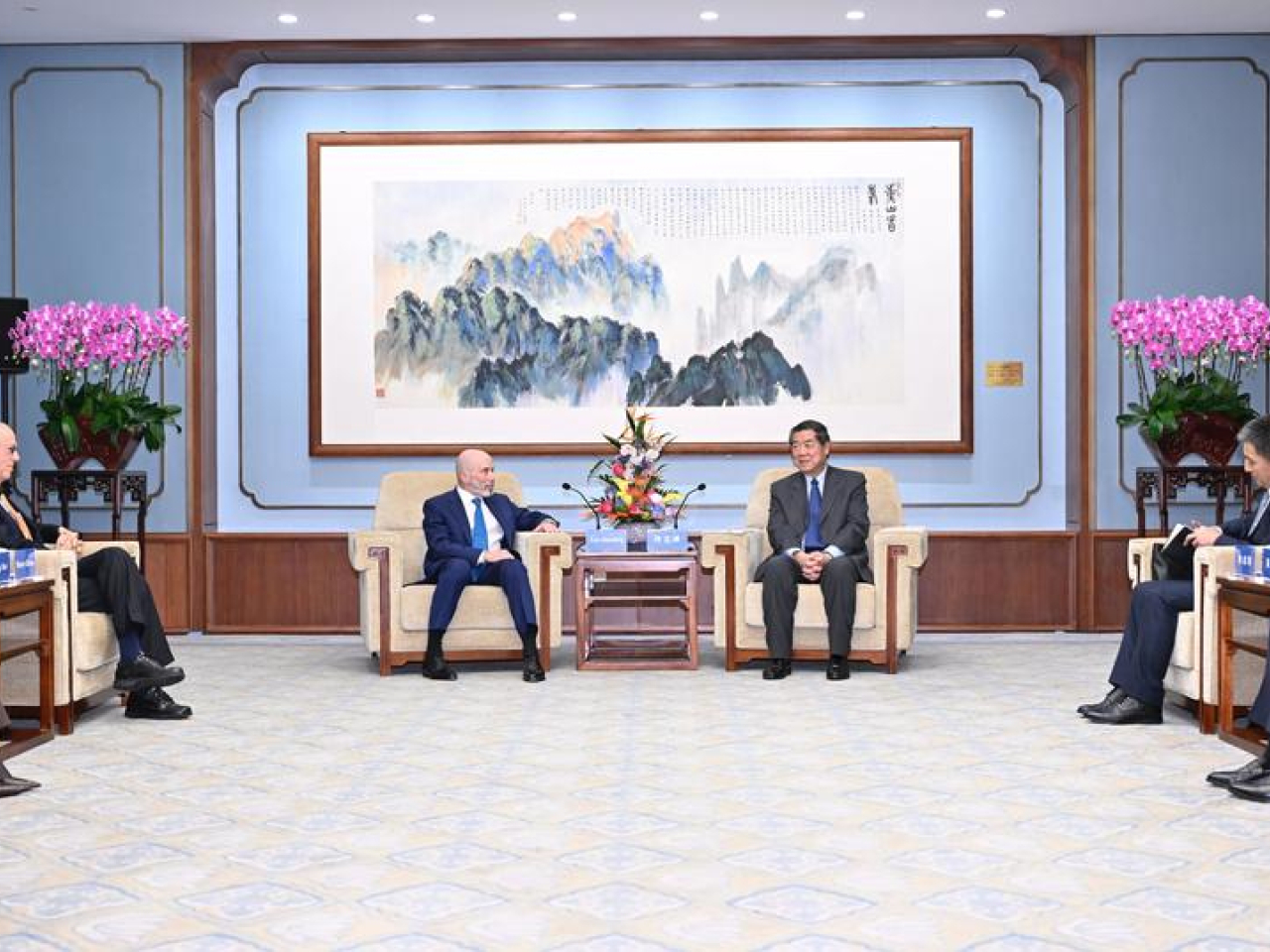 何立峰在北京會見美中關係全國委員會董事會執行副主席格林伯格及會長歐倫斯。（新華社）