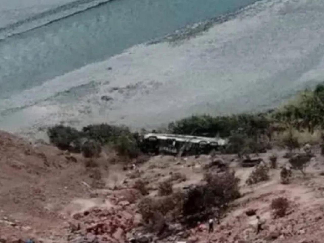 秘魯一輛長途巴士墜入南部阿雷基帕省一處峽谷。（央視圖片）