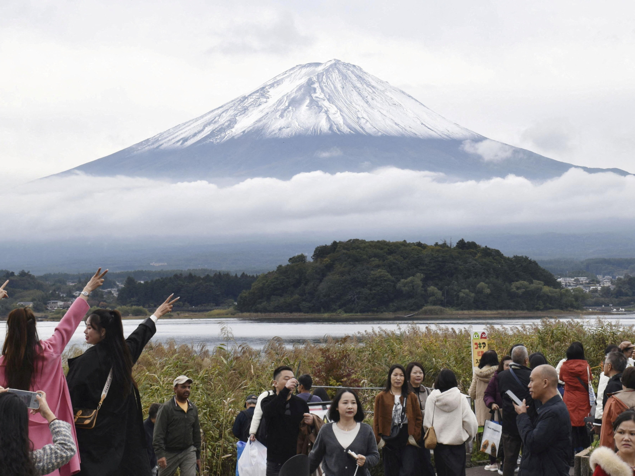 據報日本當局希望利用上調出境稅稅率獲得的財政收入，來應對過度旅遊問題。（路透社資料圖片）