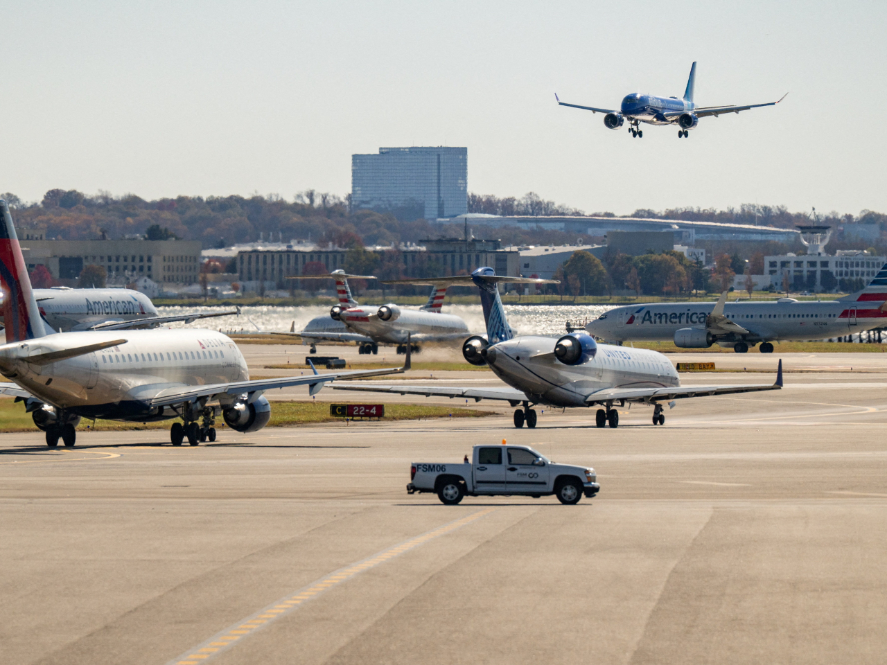 聯邦航空管理局在當地星期三要求全美40個繁忙機場削減6%的航班。（路透社資料圖片）