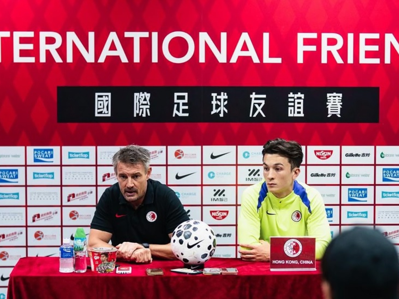 韋斯活(左)在賽前記者會說，從來都無輕視友誼賽。(足總FB圖片)