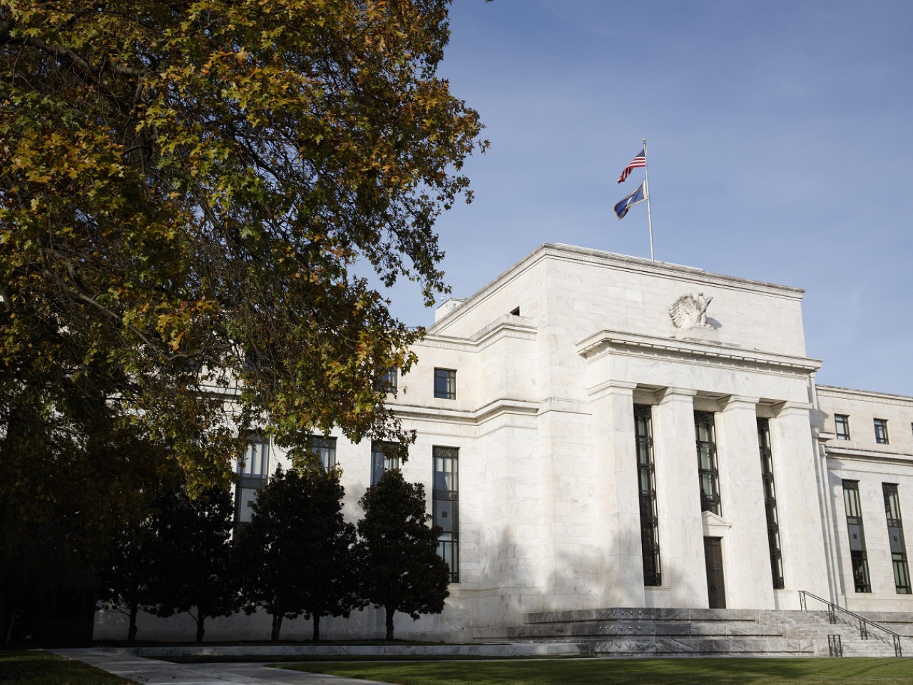 聯儲局的柯林斯表示，勞動力市場沒有明顯惡化證據下，不會輕易放鬆政策。（新華社資料圖片）