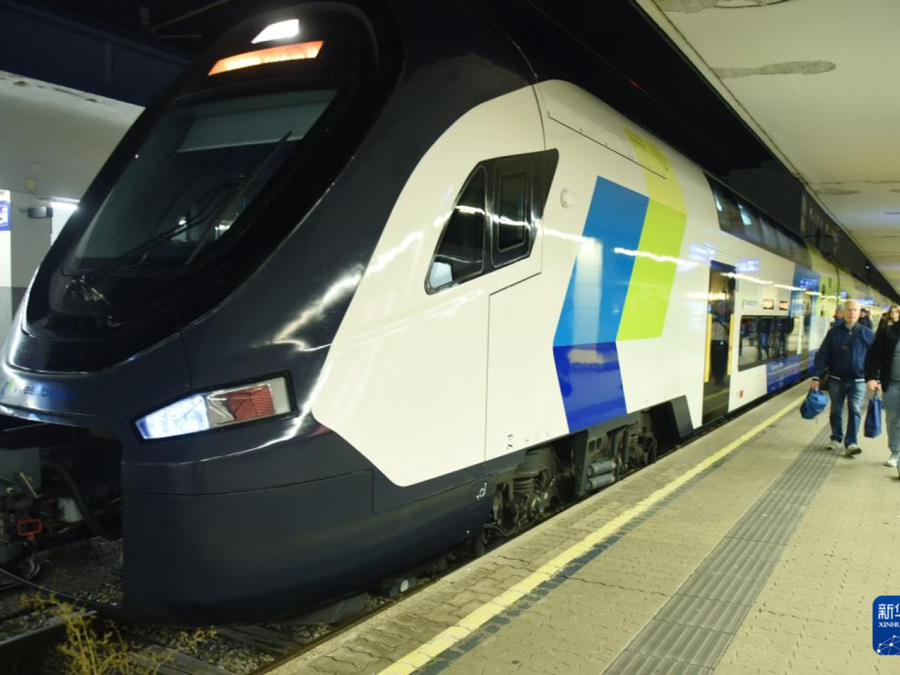 由中國中車生產的雙層列車日前在奥地利维也纳一個車站亮相。(新華社)