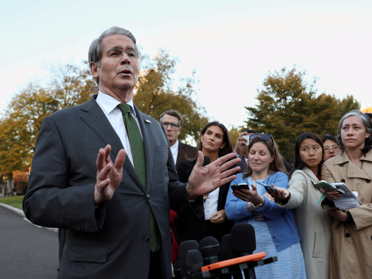 貝森特說，在未來幾日採取實質性措施，降低非美國本土種植商品的價格。（路透社資料圖片）