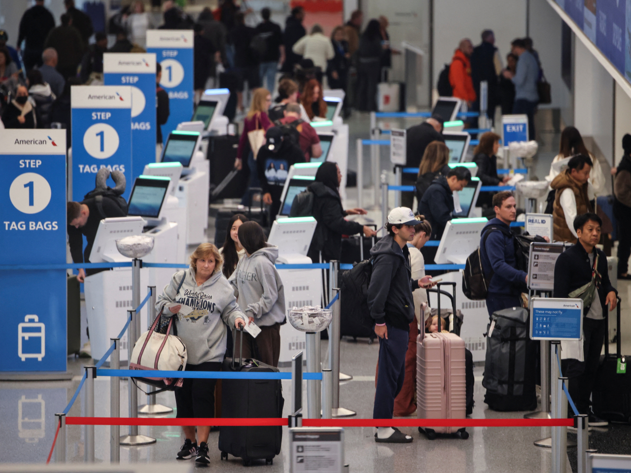 美國聯邦政府停擺第43日，全美星期三取消大約900班航班。(路透社)