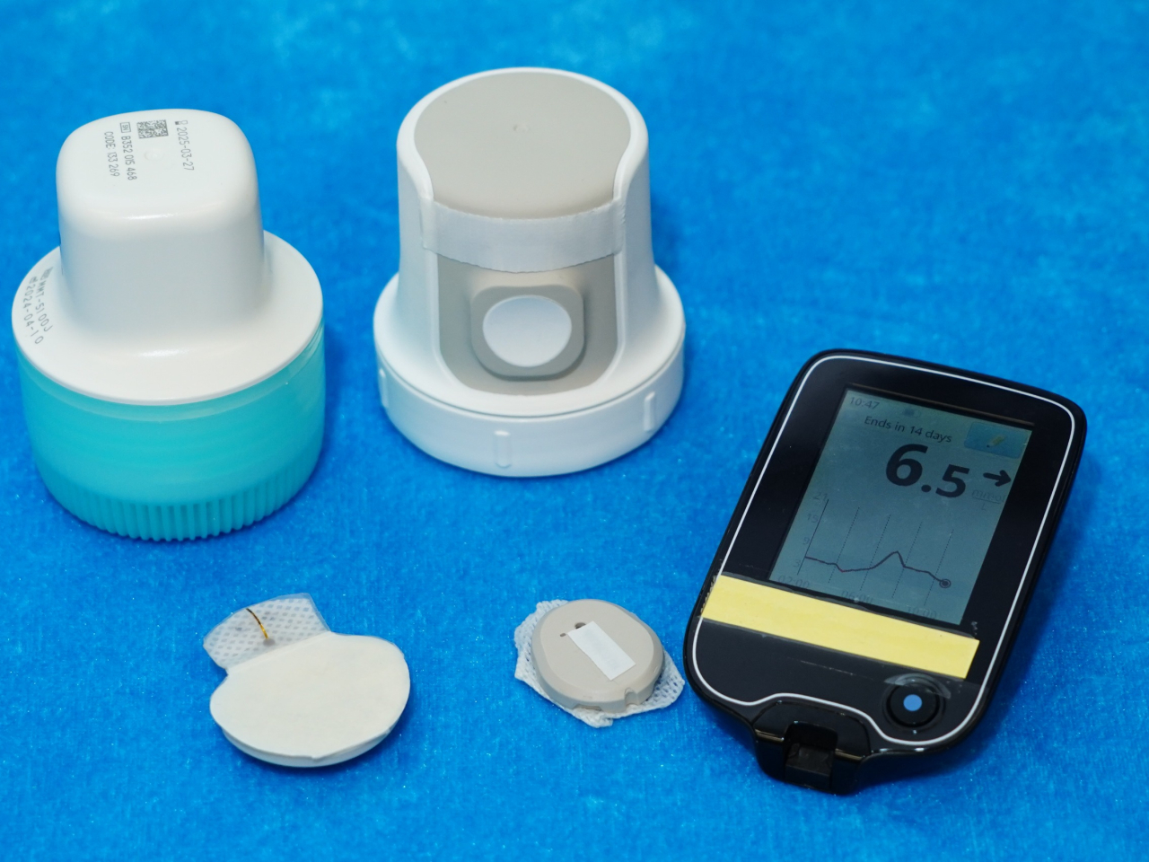 糖尿病患者可透過「連續血糖監測儀」檢測，只需配載感測器，連接其他儀器後，可監測血糖水平。（中大醫學院提供）