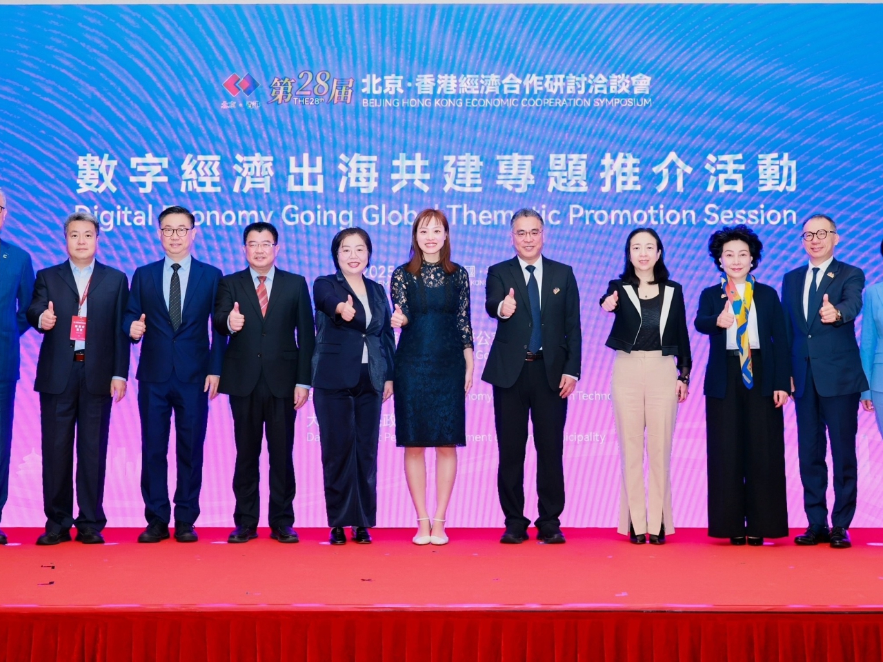 張曼莉（中）表示，特區政府高度重視人工智能發展，列為關鍵產業，從數年前開始多方位佈局，推展人工智能技術與應用的發展。