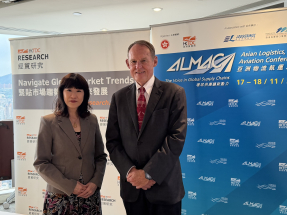 Sean Randolph（右）估計，雖然美國政府停擺結束，但已造成數十億美元經濟損失，影響消費者及選民情緒。（方嘉莉攝）