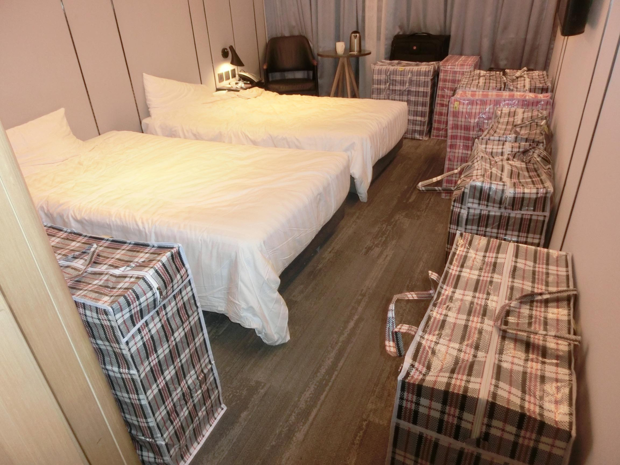 海關於涉案酒店房間內部分檢獲的懷疑私煙。（政府新聞處）