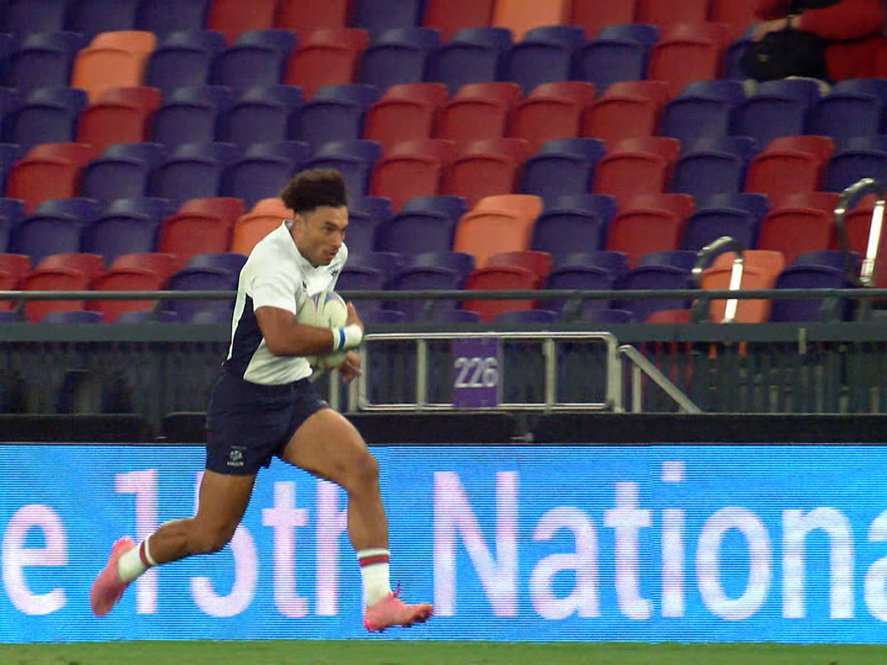 港隊下半場派丹馬克上陣，並連續達陣兩次。