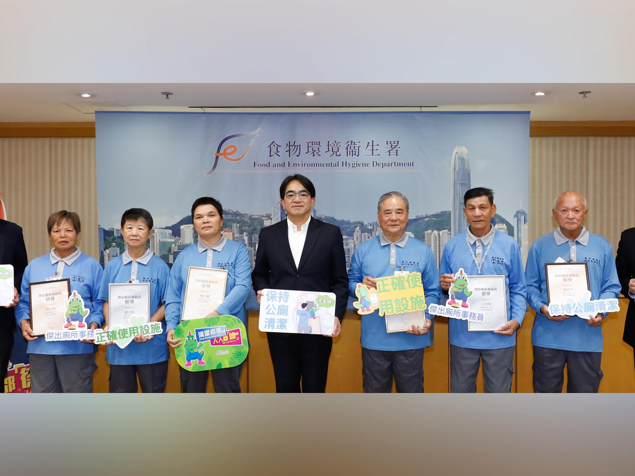 食環署署長吳文傑（中）與一眾得獎者合照。（政府新聞處）