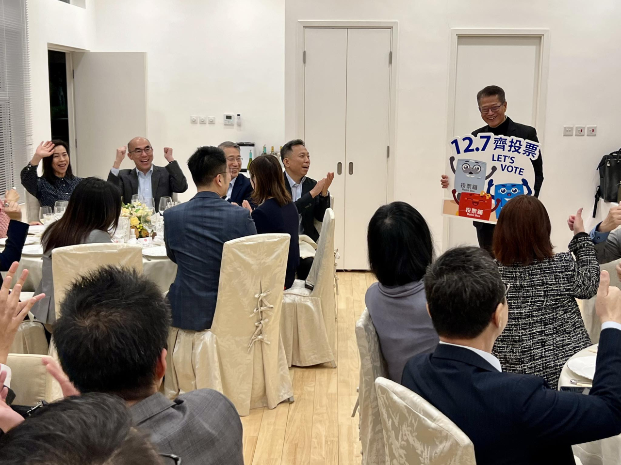 陳茂波在與香港駐內地及海外的各經貿辦事處負責同事的聚會上，呼籲大家鼓勵在港的家人、朋友、同事積極投票。（陳茂波社交網站圖片）