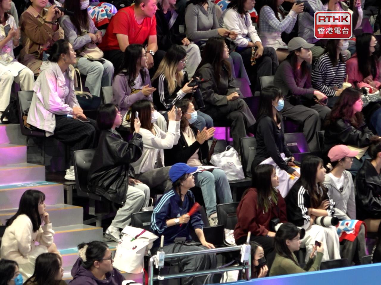 有香港觀眾專程到深圳觀賞賽事。（葉燿坤攝）