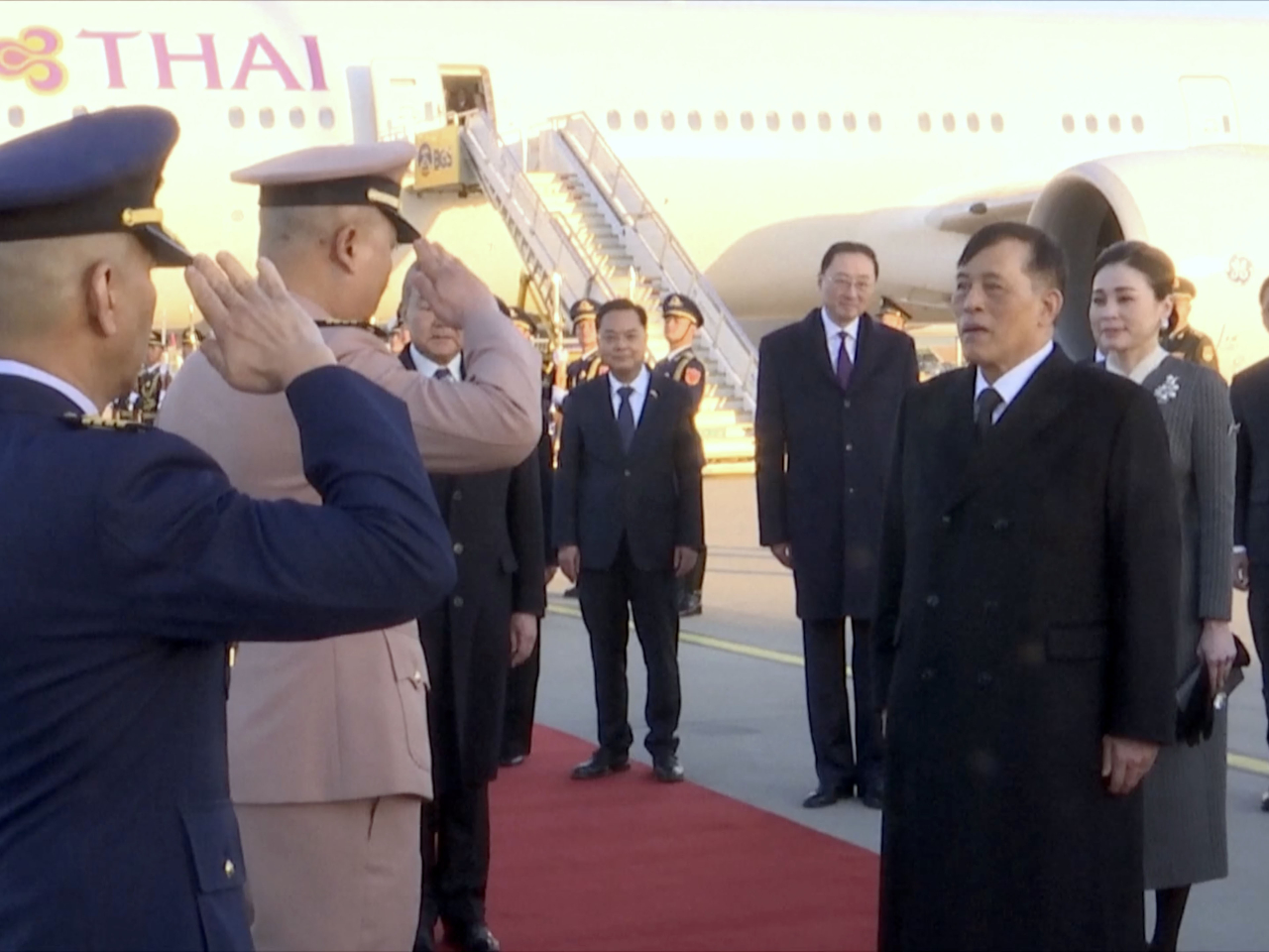 哇集拉隆功（右）展開中國國事訪問，周四乘坐專機抵達北京。（央視片段截圖）