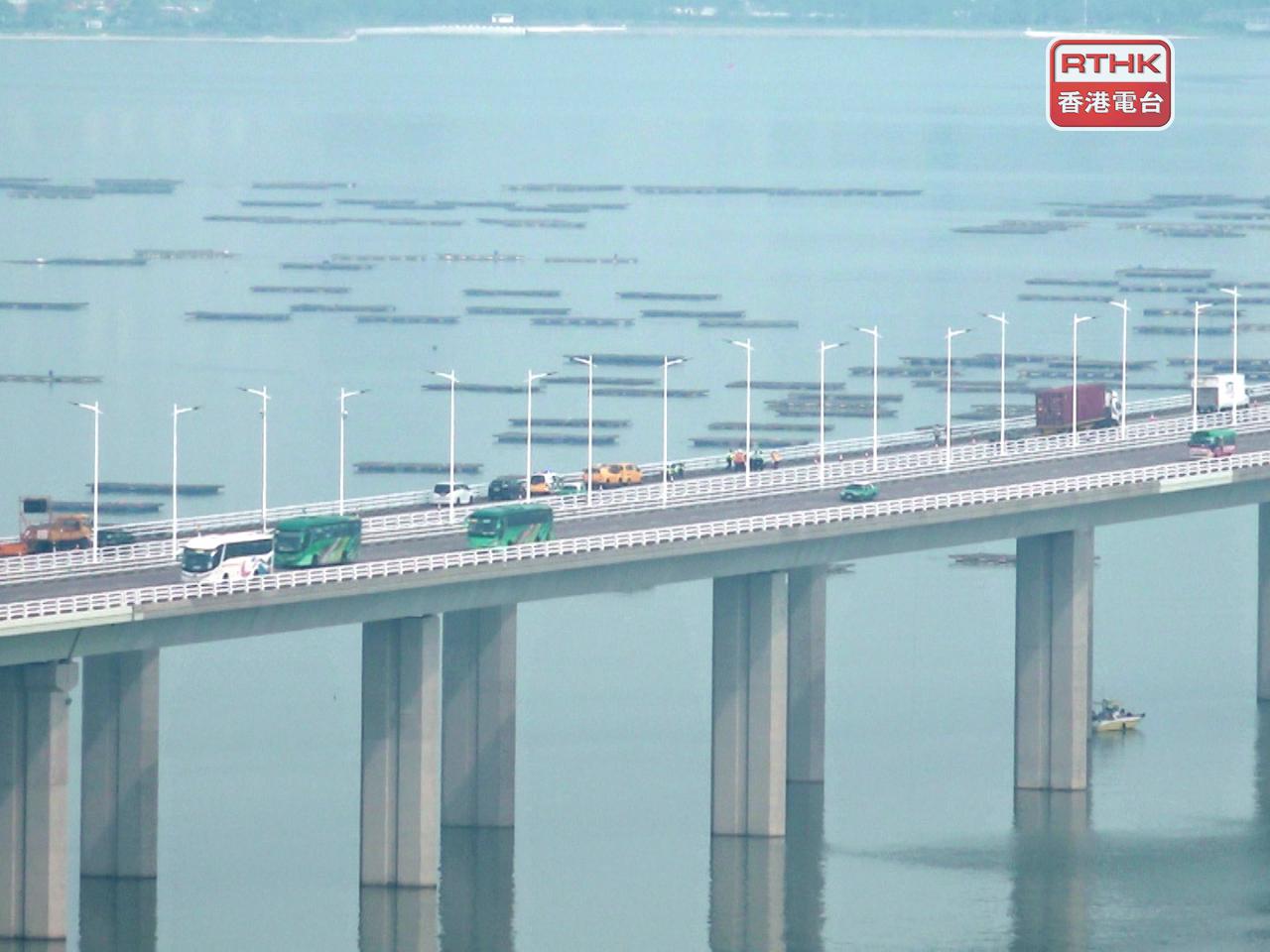 明日舉行的馬拉松比賽，選手以深圳灣口岸過關，途經深圳灣公路大橋等。（港台圖片）